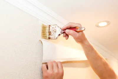 Pose de papier peint à la Chaise-Dieu — revêtements muraux et toiles de verre